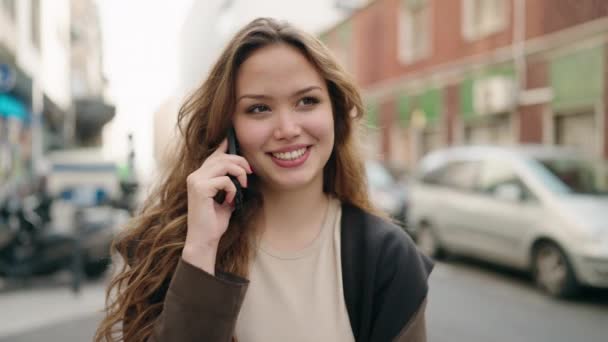 Молода Іспаномовна Жінка Розмовляє Смартфону Дивиться Вулицю — стокове відео