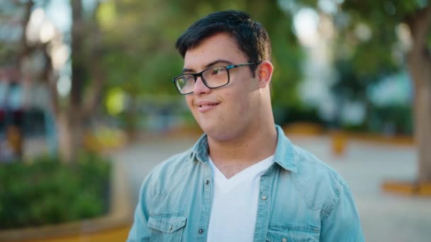 Mann Mit Syndrom Lächelt Selbstbewusst Park — Stockvideo