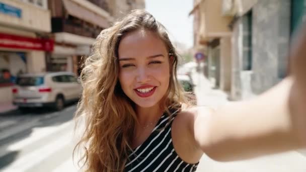 年轻美丽的惊慌失措的女人带着自信的笑容在街上打电话 — 图库视频影像