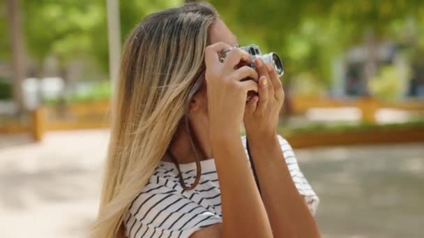 Молодая Блондинка Уверенно Улыбается Используя Винтажную Камеру Парке — стоковое видео