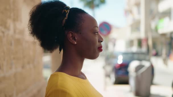 Afrikansk Amerikansk Kvinna Ler Säker Stående Gatan — Stockvideo