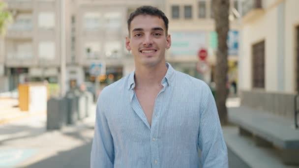 Νεαρός Ισπανός Χαμογελάει Αυτοπεποίθηση Περπατώντας Στο Δρόμο — Αρχείο Βίντεο