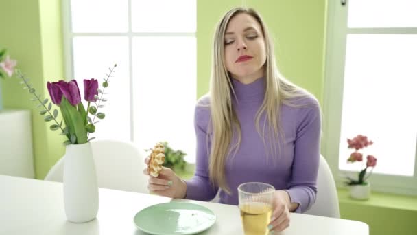 Junge Blonde Frau Frühstückt Hause Tisch — Stockvideo