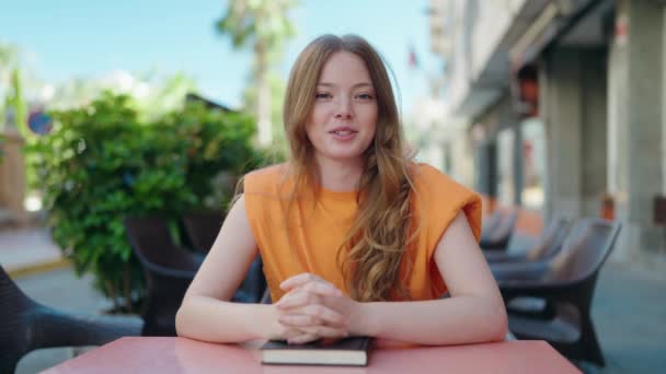 Ung Kvinna Som Sitter Bordet Och Talar Kaféets Terrass — Stockvideo