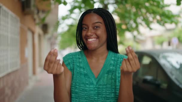Африканская Американка Улыбающаяся Уверенно Тратит Деньги Жестом Улице — стоковое видео