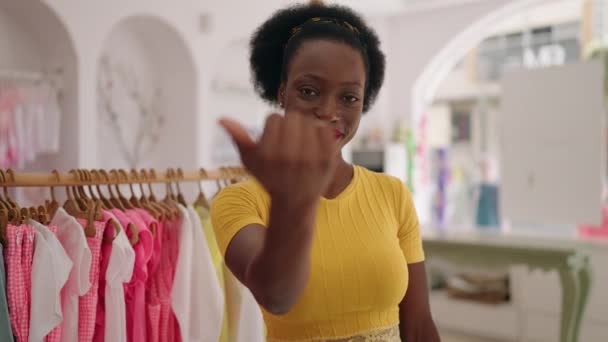 Afro Amerikan Kadın Müşteri Güler Yüzlü Giyim Mağazasında Jest Yaparak — Stok video