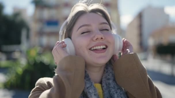 Jovem Loira Sorrindo Confiante Ouvir Música Rua — Vídeo de Stock