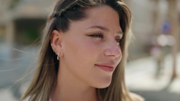 Joven Mujer Hispana Sonriendo Confiada Mirando Lado Calle — Vídeo de stock