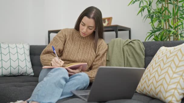 Jovem Bela Mulher Hispânica Usando Laptop Escrita Notebook Casa — Vídeo de Stock