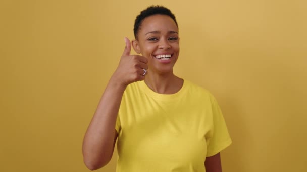 African American Woman Smiling Confident Doing Sign Thumb Isolated Yellow — ストック動画