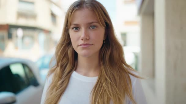 Ung Blond Flicka Ler Säker Stående Gatan — Stockvideo