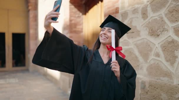 Jonge Latino Vrouw Dragen Afgestudeerd Uniform Maken Selfie Door Smartphone — Stockvideo