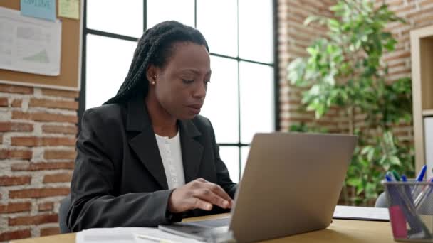 Αφροαμερικάνα Επιχειρηματίας Φορώντας Γυαλιά Για Συνεργαστεί Laptop Στο Γραφείο — Αρχείο Βίντεο