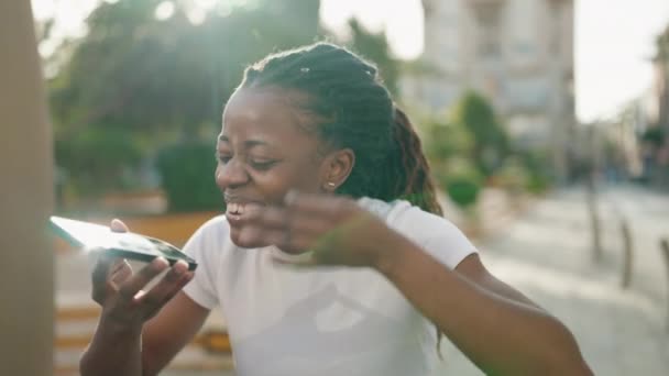 Afroamerykanka Uśmiecha Się Pewnie Rozmawiając Smartfonie Parku — Wideo stockowe