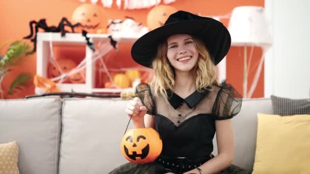Wanita Pirang Muda Mengenakan Kostum Halloween Memegang Keranjang Labu Rumah — Stok Video