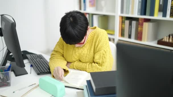 Joven Estudiante China Leyendo Libro Estudiando Universidad Biblioteca — Vídeo de stock