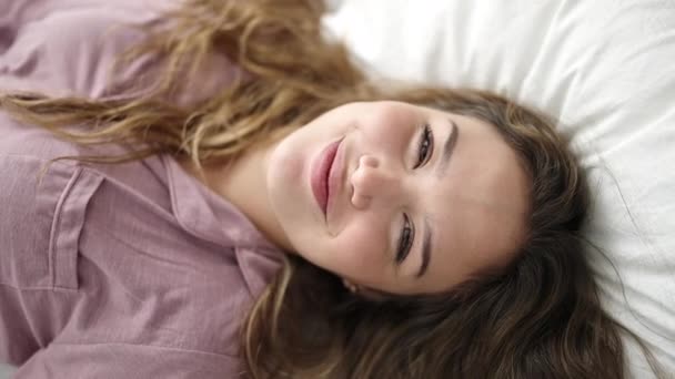 Mladá Krásná Hispánská Žena Usměvavá Sebevědomě Uvolněný Posteli Ložnici — Stock video
