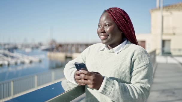 Donna Africana Con Capelli Intrecciati Utilizzando Smartphone Mare — Video Stock