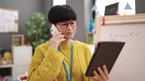 Young Chinese Woman Preschool Teacher Talking Smartphone Using Touchpad Kindergarten — 비디오