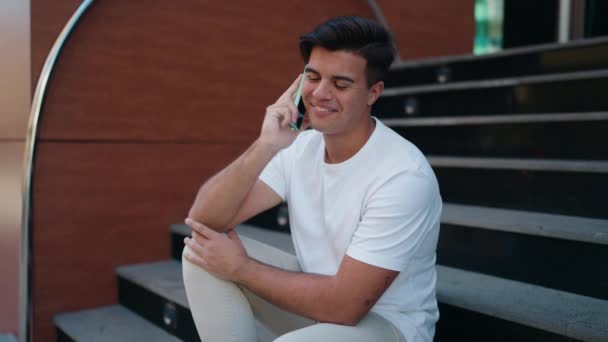 Joven Hombre Hispano Sonriendo Confiado Hablando Teléfono Inteligente Calle — Vídeos de Stock