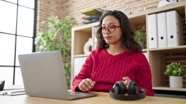 Genç, güzel İspanyol kadın iş adamı ofiste online toplantı yapıyor.