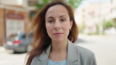 Sokakta kendine güvenen genç bir yönetici.