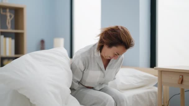 Mujer Mediana Edad Que Despierta Sufriendo Dolor Estómago Dormitorio — Vídeo de stock