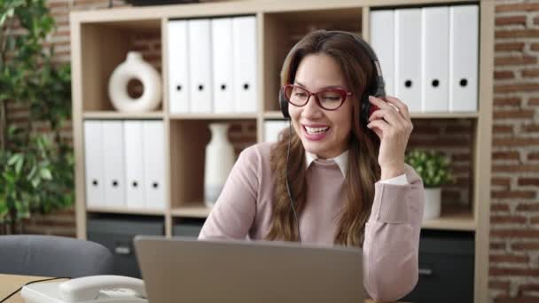 Genç Güzel Bir Spanyol Kadın Ofiste Çalışırken Gülümseyen Bir Çağrı — Stok video