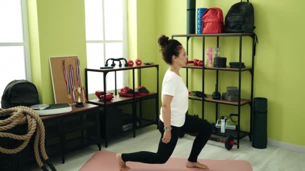 Μέση Ηλικία Ισπανόφωνη Γυναίκα Προπόνηση Πόδια Άσκηση Στο Αθλητικό Κέντρο — Αρχείο Βίντεο
