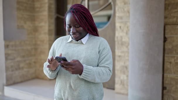 Femme Africaine Avec Des Cheveux Tressés Utilisant Smartphone Rue — Video