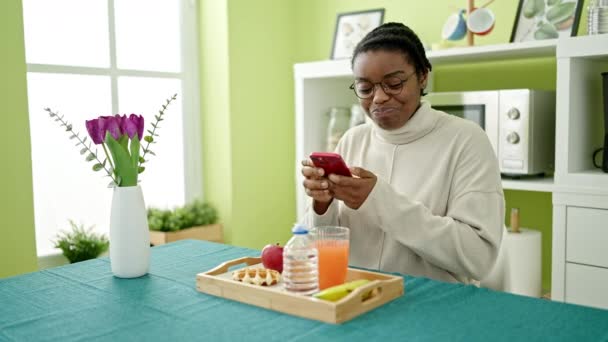アフリカ系アメリカ人の女性がダイニングルームで朝食に写真を撮る — ストック動画