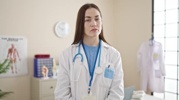 Jeune Femme Caucasienne Médecin Disant Non Avec Doigt Clinique — Video