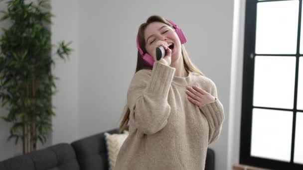 Mujer Rubia Joven Escuchando Música Cantando Canción Casa — Vídeos de Stock