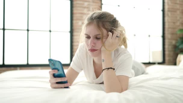 Jong Blond Vrouw Met Behulp Van Smartphone Met Ongelukkige Uitdrukking — Stockvideo