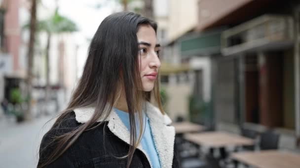Молодая Красивая Латиноамериканка Стоящая Улице Серьезным Выражением Лица — стоковое видео