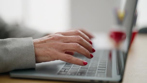 Mulher Meia Idade Trabalhador Negócios Usando Laptop Escritório — Vídeo de Stock
