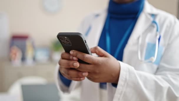 African American Woman Doctor Using Smartphone Clinic — Stock Video