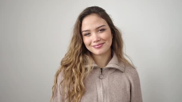 Mladý Krásný Hispánec Žena Usměvavý Jistý Stojící Nad Izolované Bílé — Stock video