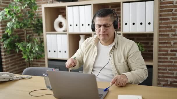 Νεαρός Ισπανός Επιχειρηματίας Που Ακούει Μουσική Κάνει Κίνηση Ντράμερ Στο — Αρχείο Βίντεο