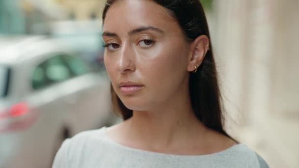 Fiatal Gyönyörű Spanyol Áll Komoly Kifejezés Utcán — Stock videók