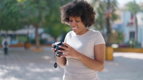 Jovem Afro Americana Sorrindo Confiante Usando Câmera Profissional Parque — Vídeo de Stock