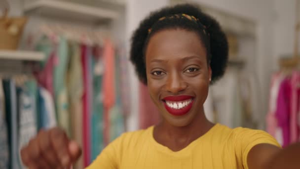 アフリカ系アメリカ人女性のお客様が自信を持って笑顔でビデオ通話で衣料品店 — ストック動画