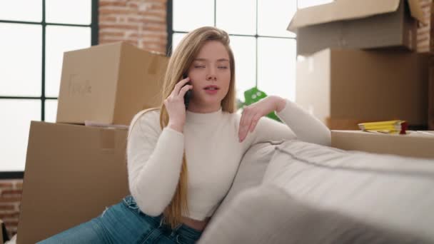 Mujer Rubia Joven Preocupada Hablando Teléfono Inteligente Nuevo Hogar — Vídeos de Stock