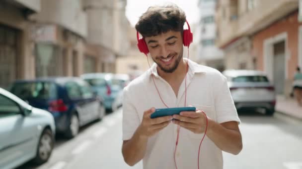 Genç Arap Adam Akıllı Telefondan Caddede Yürürken Video Izliyor — Stok video