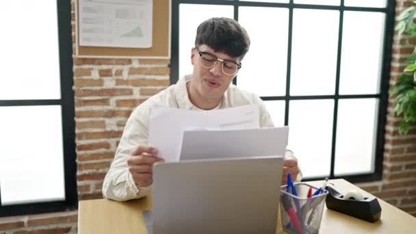 Молодий Іспаномовний Чоловік Бізнесмен Працює Весело Кидаючи Документи Офіс — стокове відео