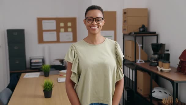 Femeie Afaceri Afro Americană Zâmbind Încrezător Strânge Mâna Birou — Videoclip de stoc