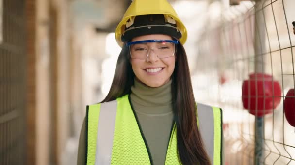 年轻的惊慌失措的女建筑师自信地站在建筑工地 — 图库视频影像
