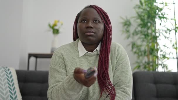 Femme Africaine Avec Des Cheveux Tressés Regarder Télévision Assis Sur — Video