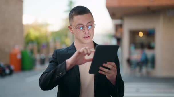Jovem Hispânico Homem Executivo Usando Touchpad Rua — Vídeo de Stock