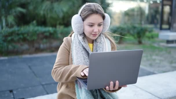 Młoda Blondynka Pomocą Laptopa Siedzi Ławce Parku — Wideo stockowe